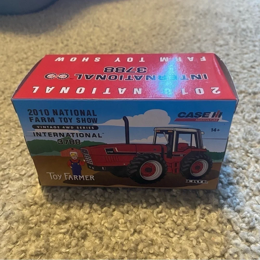 2010 National Farm Toy Show VINTAGE 4WD SERIES INTERNATIONAL 3788 Tractor Red